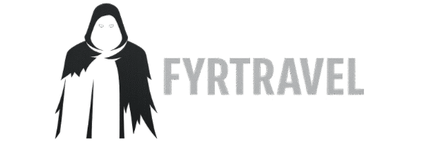 Logotipo horizontal oficial de FYRTRAVEL con figura encapuchada cinematográfica a la izquierda y texto FYRTRAVEL en gris metálico, fondo transparente.
